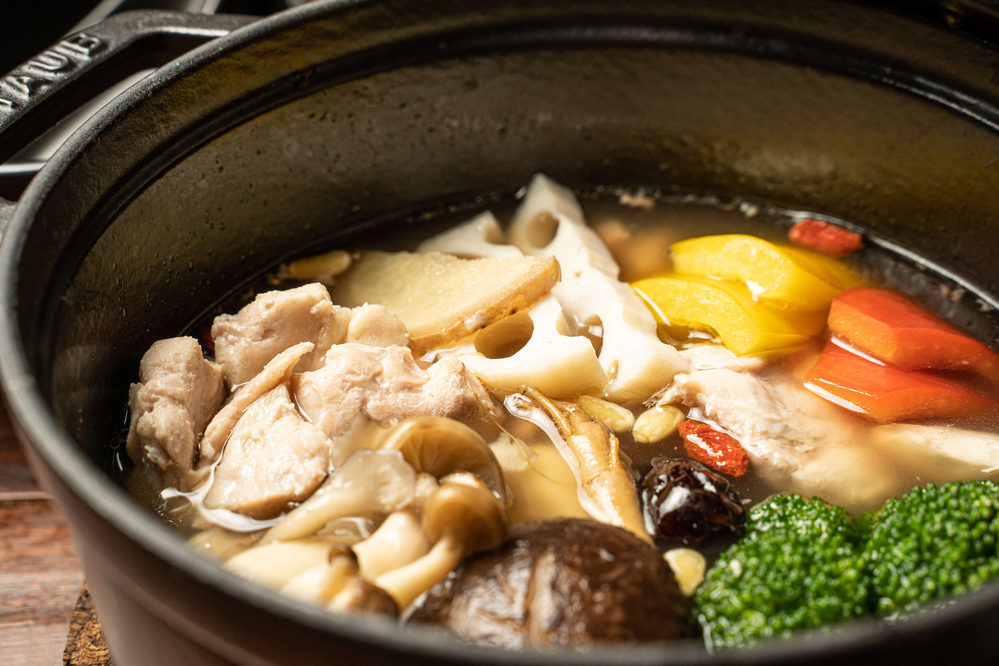 岩手県産菜彩鶏胸肉の薬膳スープ煮